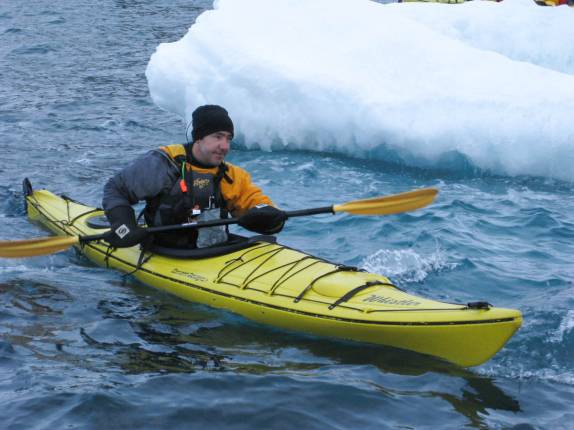 Contornando pequeno iceberg em Half Moon Island, na Antártida